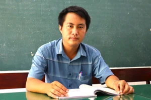 Thầy giáo trẻ Hồ Thanh Tùng. Ảnh: Quách Mến.