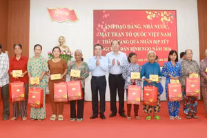 Ông Nguyễn Thanh Nghị và lãnh đạo tỉnh Cà Mau trao quà tới người dân địa phương.