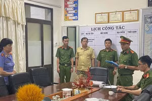 Ngành chức năng đọc quyết định bắt tạm giam ông Nguyễn Hạnh Phúc (người mặc áo vàng).