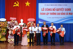 Lãnh đạo tỉnh Cà Mau trao quyết định bổ nhiệm Ban Giám hiệu Trường Cao đẳng Cà Mau.