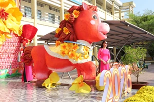 Linh vật bé Ngọ tuổi học đường ở Cà Mau.