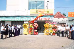 Đại biểu kéo băng khánh thành văn phòng báo GD&TĐ.