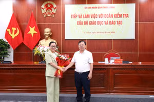 Thứ trưởng Nguyễn Thị Quyên Thanh và lãnh đạo Sở GD&ĐT Cà Mau tại buổi làm việc.