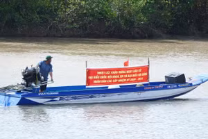 Vỏ lãi chạy trên sông tuyên truyền bầu cử ở Cà Mau.