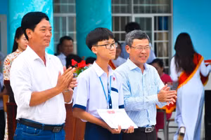 Trần Nhật Tân (đứng giữa) là học sinh tiêu biểu của Trường THPT chuyên Bạc Liêu (phường Bạc Liêu, Cà Mau).