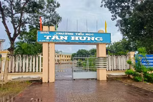 Cổng Trường Tiểu học Tân Hưng (Cà Mau).
