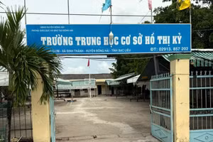 Cổng trường THCS Hồ Thị Kỷ (Cà Mau).