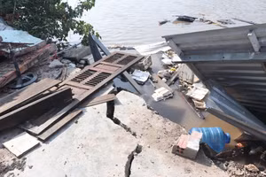 Một căn nhà bị sạt lở hoàn toàn.