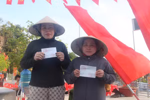 Cử tri đảo Hòn Chuối đến bỏ phiếu bầu cử.