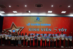 Những sinh viên được tuyên dương.