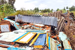 Một căn nhà bị sập hoàn toàn do thiên tai.