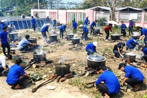 Thanh niên được phân công canh những nồi bánh tét.