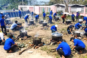 Thanh niên được phân công canh những nồi bánh tét.