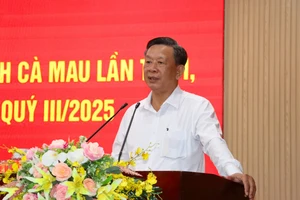 Ông Hồ Trung Việt, Trưởng Ban Tuyên giáo và Dân vận tỉnh Cà Mau phát biểu tại buổi họp báo.