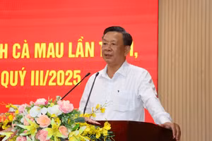 Ông Hồ Trung Việt, Trưởng Ban Tuyên giáo và Dân vận tỉnh Cà Mau phát biểu tại buổi họp báo.