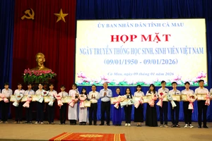 Lãnh đạo tỉnh trao bằng khen cho học sinh, sinh viên có thành tích xuất sắc.