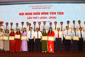 Lãnh đạo tỉnh chụp ảnh cùng các cá nhân điển hình tiên tiến thuộc Sở GD&ĐT Cà Mau.