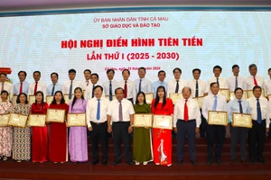 Lãnh đạo tỉnh chụp ảnh cùng các cá nhân điển hình tiên tiến thuộc Sở GD&ĐT Cà Mau.