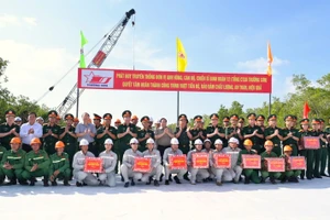 Thủ tướng Phạm Minh Chính tặng quà công nhân thi công tại điểm đầu xây dựng tuyến giao thông ra đảo Hòn Khoai. Ảnh: Tâm Đông