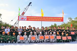 Thủ tướng Phạm Minh Chính tặng quà công nhân thi công tại điểm đầu xây dựng tuyến giao thông ra đảo Hòn Khoai. Ảnh: Tâm Đông