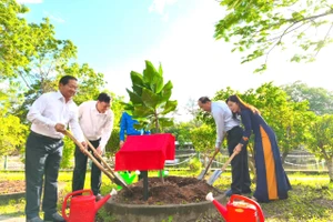 Lãnh đạo tỉnh Cà Mau trồng cây bàng vuông trong Khu tưởng niệm Chủ tịch Hồ Chí Minh (TP Cà Mau).