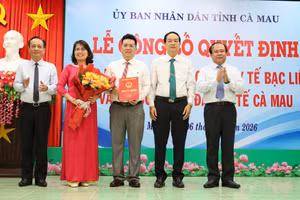 Lãnh đạo tỉnh Cà Mau trao quyết định sáp nhập cho Ban Giám hiệu trường Cao đẳng Y tế Cà Mau.