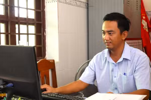 Thầy Nguyễn Chí Tài không ngừng học tập và làm theo gương Bác để trở thành giáo viên giỏi. (Ảnh Quách Mến)