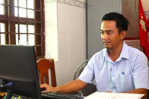 Thầy Nguyễn Chí Tài không ngừng học tập và làm theo gương Bác để trở thành giáo viên giỏi. (Ảnh Quách Mến)