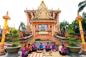 Biểu diễn nhạc trống lớn trước sân chùa.