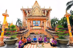 Biểu diễn nhạc trống lớn trước sân chùa.