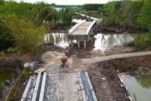 Một trong những câu cầu trên tuyến Nhưng Miên - Đồng Khởi - đường Hồ Chí Minh (huyện Ngọc Hiển) có mố cầu cao hơn mặt đường.