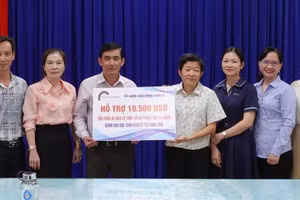 Lãnh đạo Sở GD&ĐT Cà Mau tiếp nhận nguồn tài trợ.