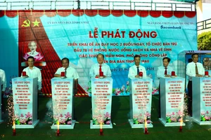 Lãnh đạo tỉnh Cà Mau nhấn nút phát động các dự án. Ảnh: Quách Mến.