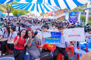 Đơn vị Trường THPT Trà Ôn (Sở GD&ĐT tỉnh Vĩnh Long) nhận giải Nhất mô hình STEM tại ngày hội.