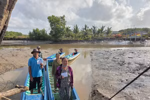 Cử tri vùng sâu Cà Mau đi sớm để tránh nước rút, khó di chuyển phương tiện thủy.