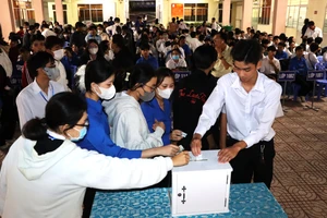 Cán bộ, học viên Trung tâm GDTX tỉnh Cà Mau ủng hộ đồng bào miền Trung, Tây Nguyên bị thiên tai, bão lũ.