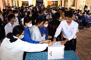 Cán bộ, học viên Trung tâm GDTX tỉnh Cà Mau ủng hộ đồng bào miền Trung, Tây Nguyên bị thiên tai, bão lũ.