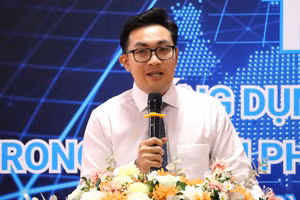 Lãnh đạo Trường Đại học Bình Dương phát biểu tại buổi tọa đàm. 