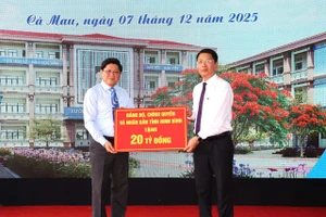 Lãnh đạo UBND tỉnh Ninh Bình trao tặng 20 tỷ đồng đầu tư xây dựng Trường Tiểu học 5 Sông Đốc. 