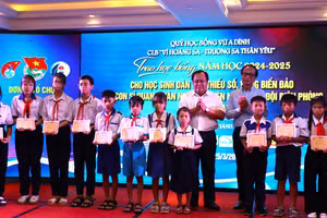 Lãnh đạo tỉnh Cà Mau và đại diện Quỹ học bổng Vừ A Dính trao học bổng cho học sinh.