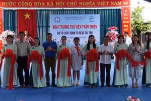 Lãnh đạo các đơn vị cắt băng khai trương thư viện thân thiện.