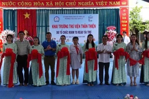 Lãnh đạo các đơn vị cắt băng khai trương thư viện thân thiện.