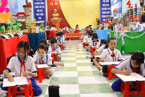 Phòng thi vẽ tranh dành cho học sinh tiểu học.