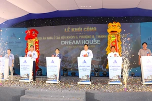 Lãnh đạo tỉnh Cà Mau nhấn nút khởi công Dự án nhà ở xã hội khóm, 5, phường 9, TP Cà Mau. (Ảnh Quách Mến).