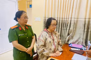 Đối tượng Huỳnh Thị Xuân Mai (áo hoa) bị bắt tạm giam.