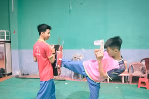 Đinh Quốc Lợi (áo đỏ) luyện tập cùng đồng đội.