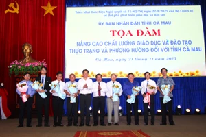 Lãnh đạo tỉnh tặng hoa cho các diễn giả, chuyên gia tham dự buổi Tọa đàm.