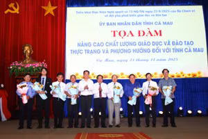 Lãnh đạo tỉnh tặng hoa cho các diễn giả, chuyên gia tham dự buổi Tọa đàm.