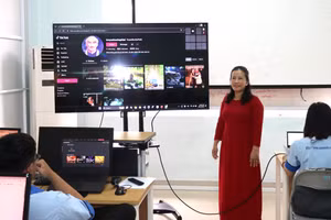 Cô Phan Ngọc Tuyền lan tỏa kênh TikTok truyện Bác Ba Phi đến sinh viên.