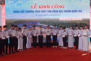 Học sinh nghèo nhận học bổng tại lễ khởi công.
